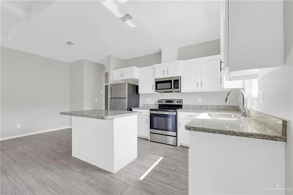 3 bed, 2.0 bath, 1100 sqft, $1,300 — Photo 3