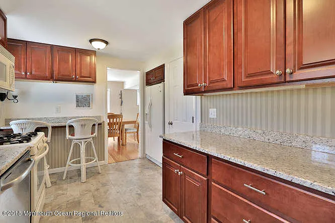 127 Trenton Ave — Photo 4