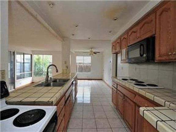 3rd image of 424 Century Oaks Way
