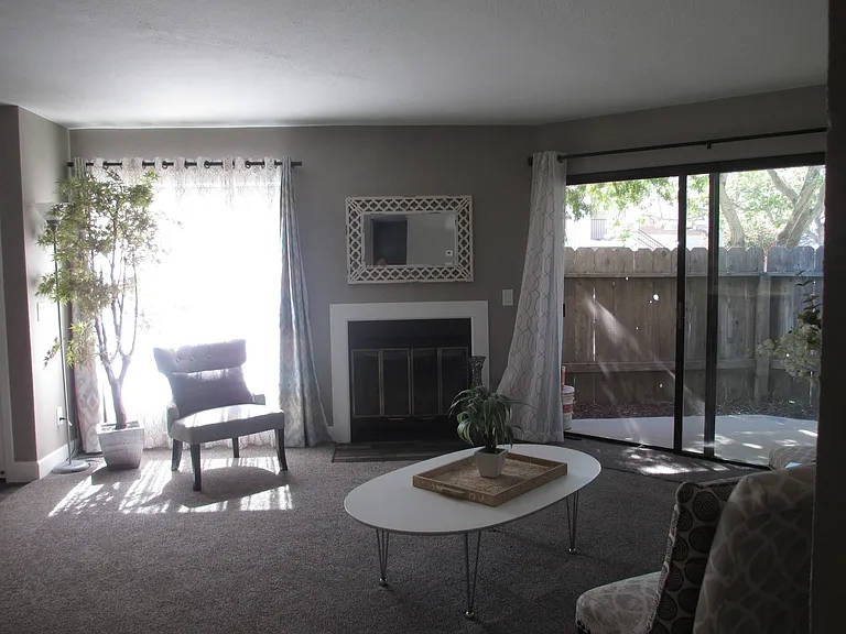 24 Village Circle Dr — Photo 2