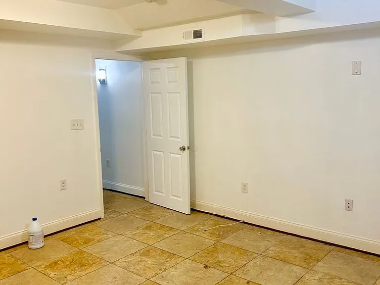 841 & 847 Whitelock St — Photo 12