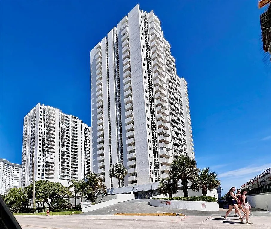 2 bed, 2.0 bath, 1600 sqft, $3,800 — Photo 2