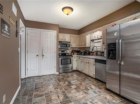3rd image of 503 Sunset Ln