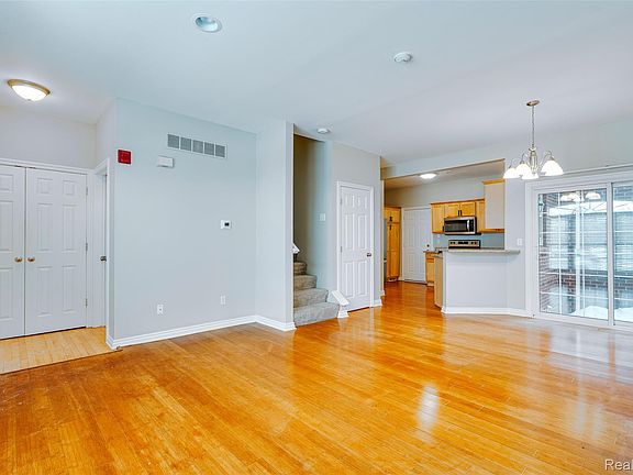 5th image of 1584 Commodore Cir