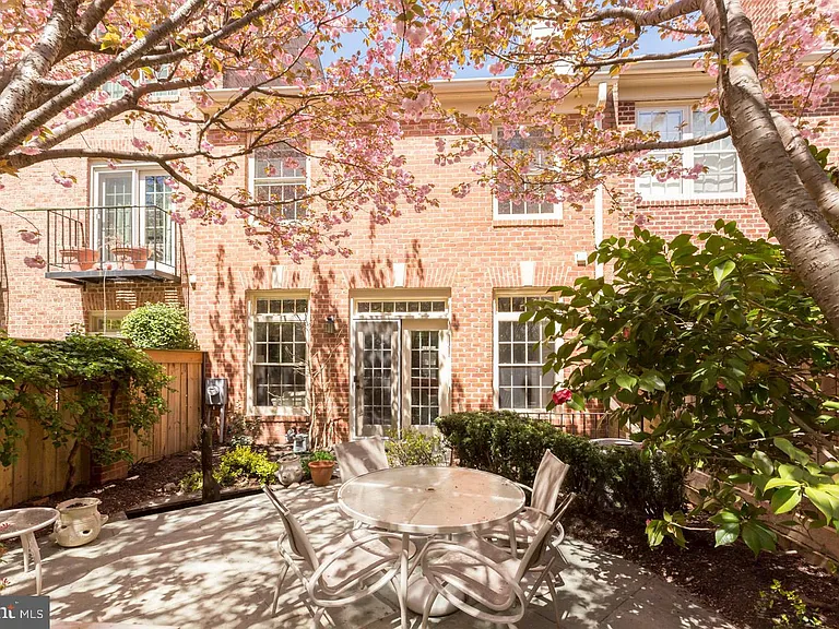4062 Mansion Dr NW — Photo 3