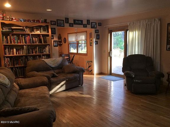 2nd image of 19833 Heights Circle Dr