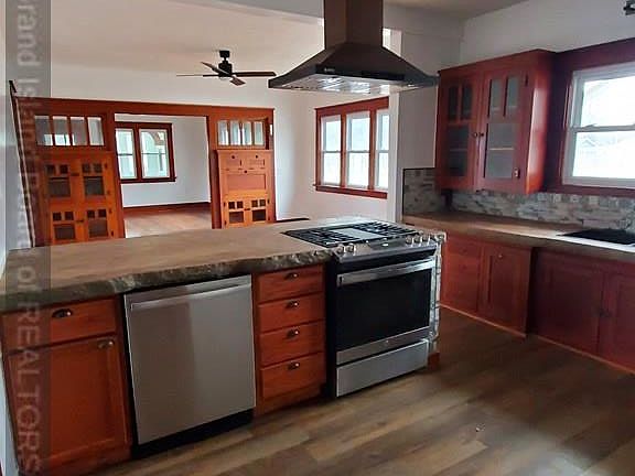 3rd image of 511 E Ayres St