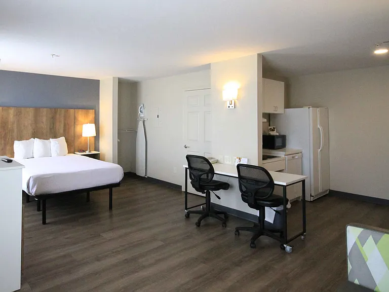Deluxe Studio - 1 Queen Bed