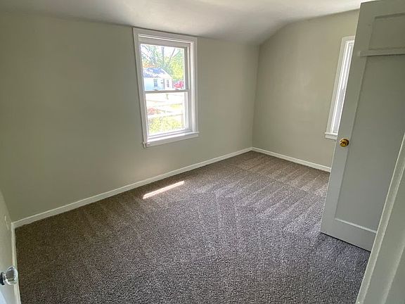 4th image of 303 S Iroquois Dr