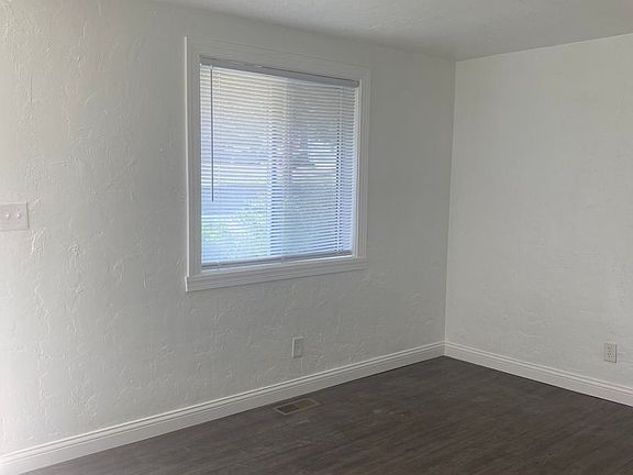 3rd image of 1406 Broadway St