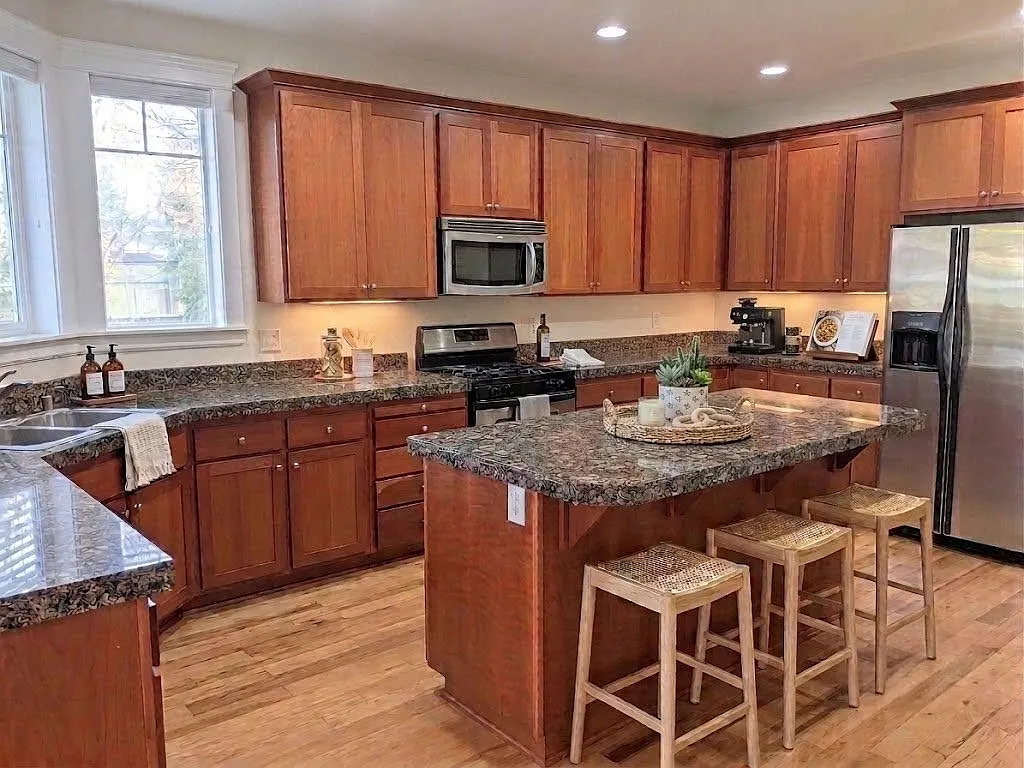 4 bed, 3136 sqft, $3,825 — Photo 3