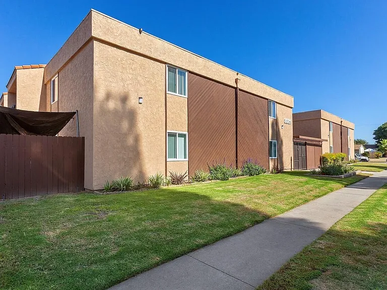 Oak Tree Apartments — Photo 2