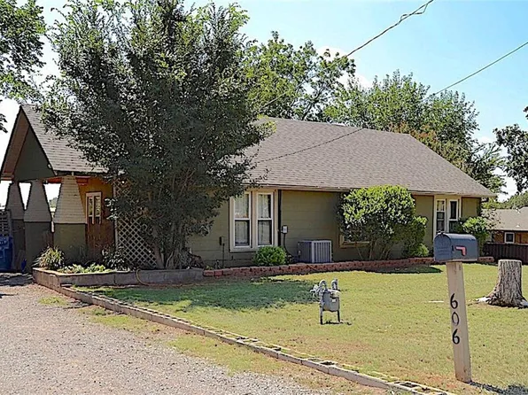 606 W 4th St, Cordell, OK 73632
