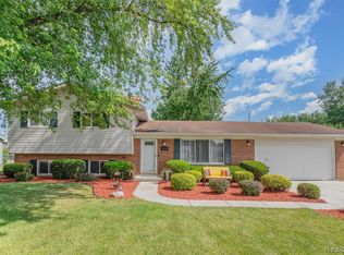 2450 Starlite Dr, Saginaw, MI 48603