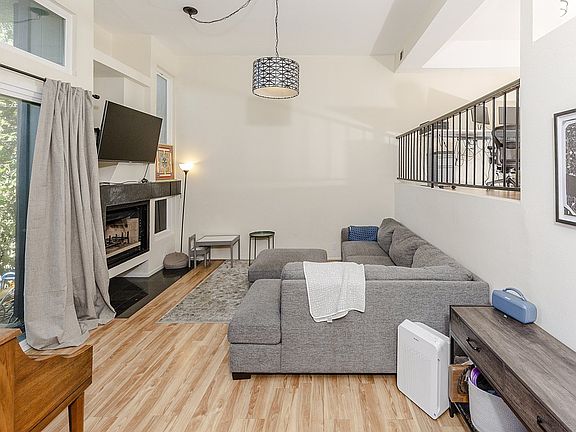 4th image of 18843 Hatteras St Unit 2