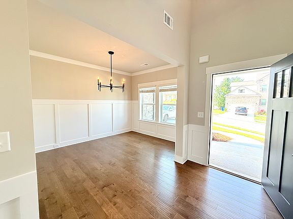 4th image of 5059 Wellesley Dr