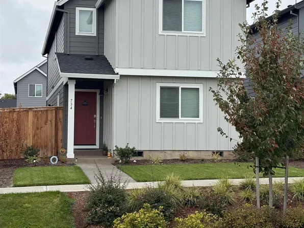 734 Pickering Ln, Woodburn, OR 97071