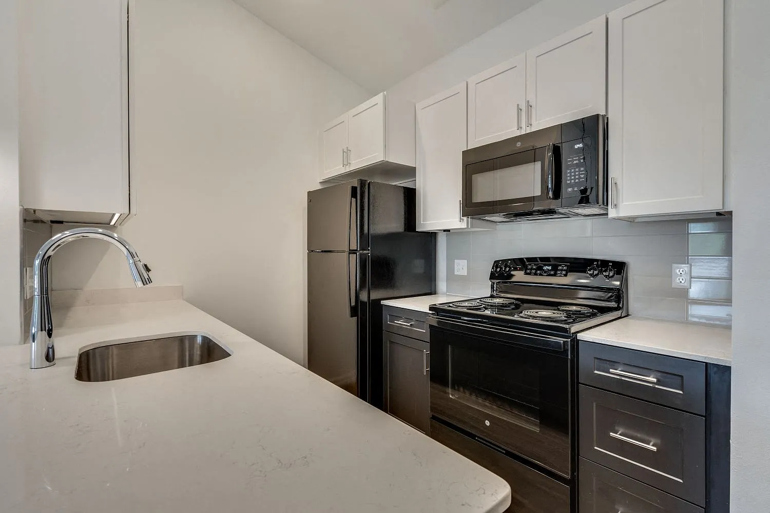 Uptown Square Apartments — Photo 3