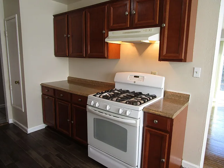 1642 Dover Ave — Photo 2