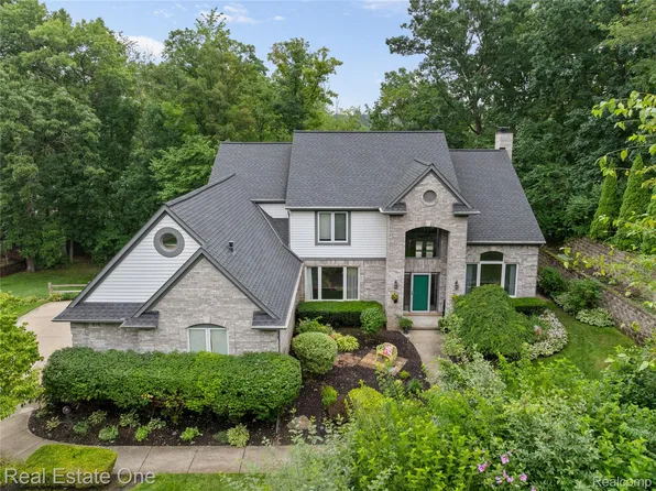 5471 Parkside Dr, Brighton, MI 48114