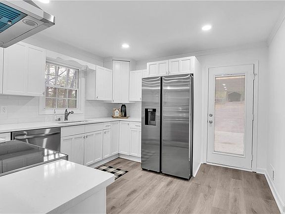 5th image of 3387 Forest Hill Rd