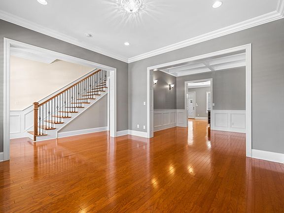 5th image of 1633 Mystic St