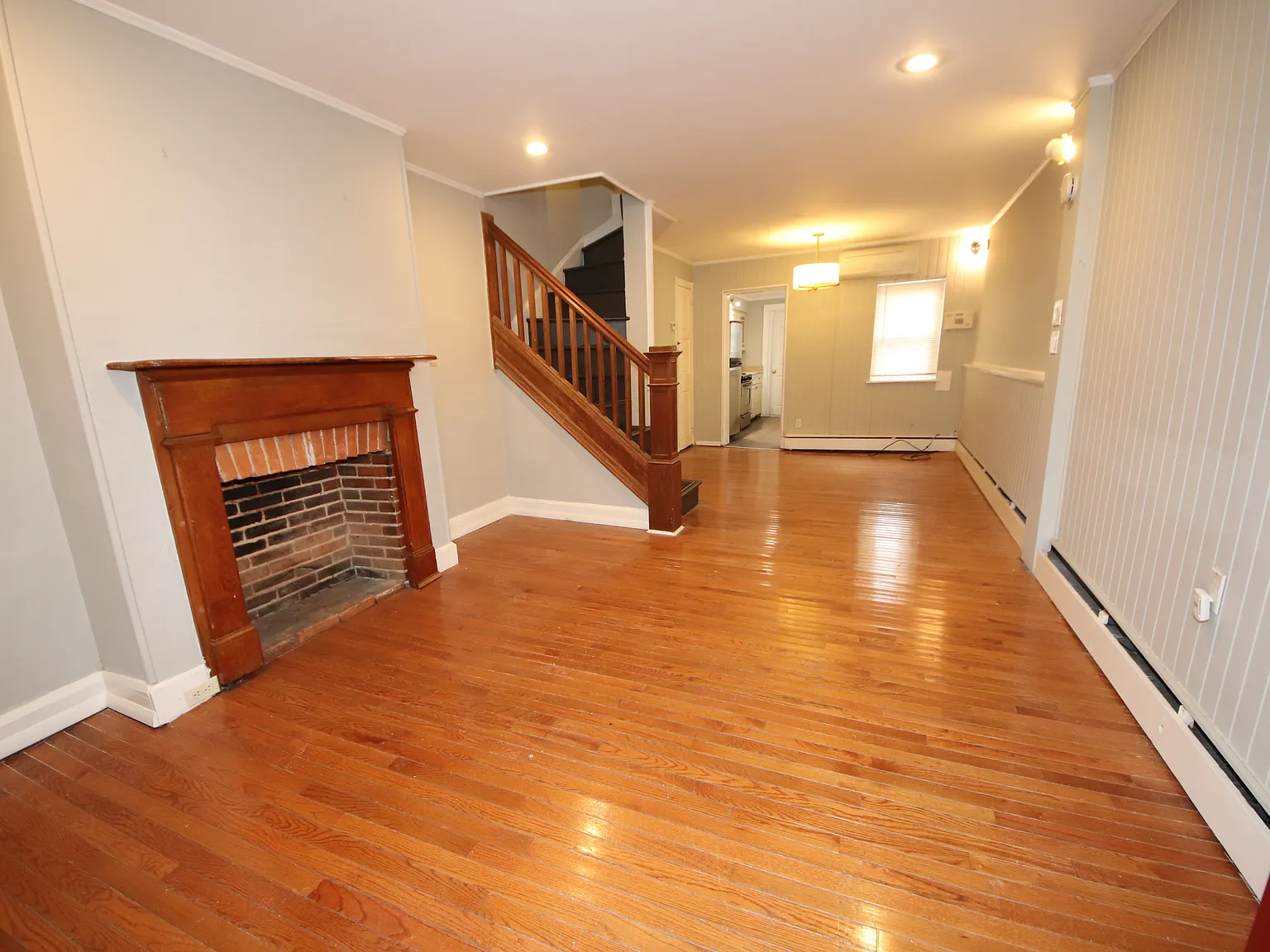 3 bed, 1.5 bath, 1036 sqft, $2,150 — Photo 2