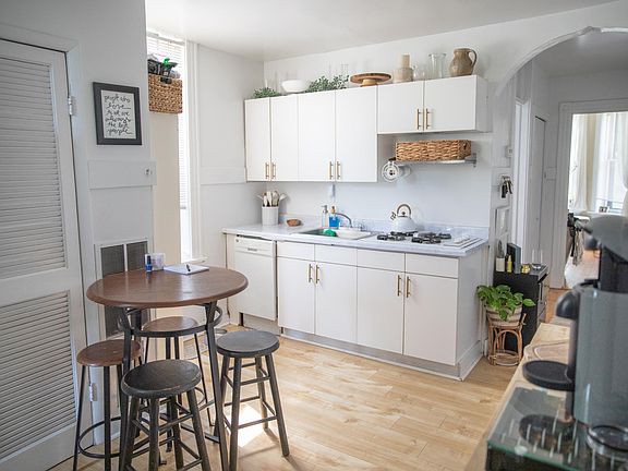4th image of 1902 W Cortland St APT 2