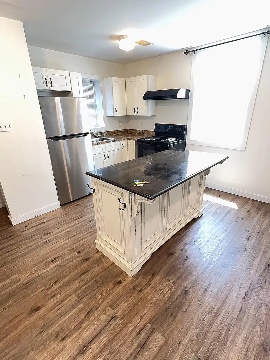 2 bed, 700 sqft, $1,250 — Photo 1