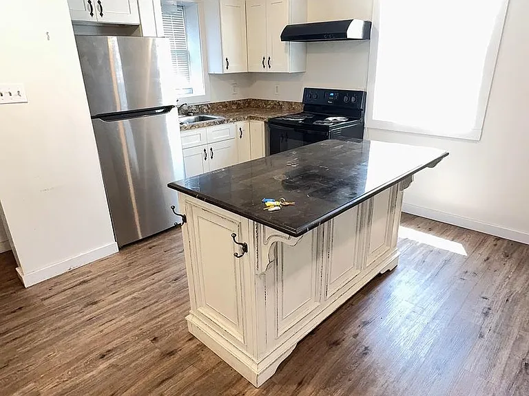 323 E Chestnut St #4 — Photo 1