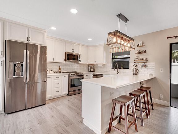 5th image of 707 Stonewood Court #19b