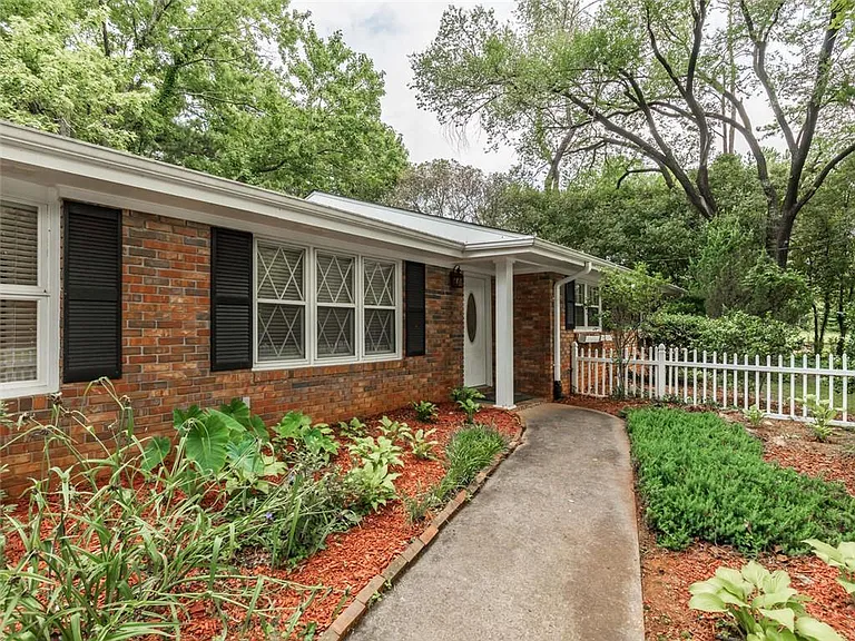 1110 Grimes Bridge Rd — Photo 3