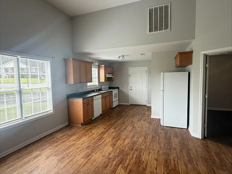 1735 Cobblestone Ln SE — Photo 5