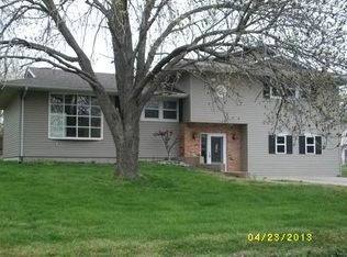 9004 Hawk Rd, Nashville, IL 62263