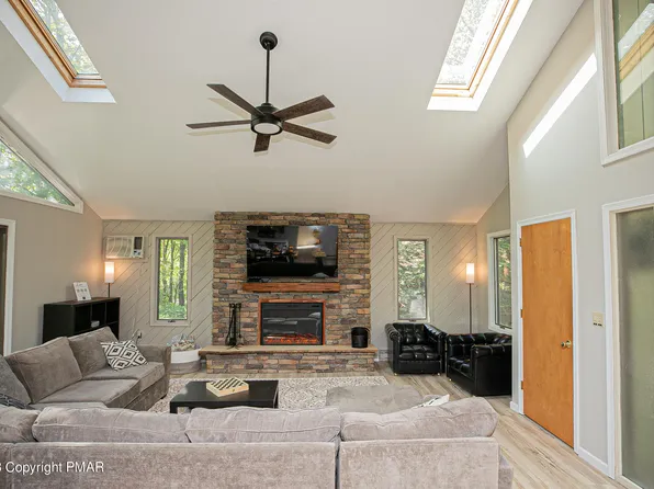 62 Crest Dr, Lake Harmony, PA 18624