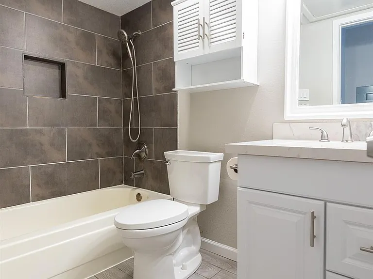 3900 Woodchase Dr #13 — Photo 15