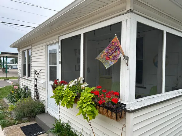 1910 Lakeshore Dr, Muskegon, MI 49441