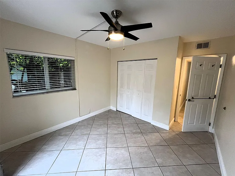 1460 NE 18th St #104 — Photo 37