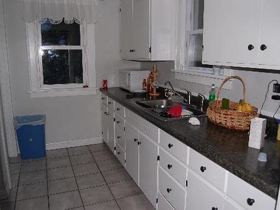 4th image of 122 Illinois St