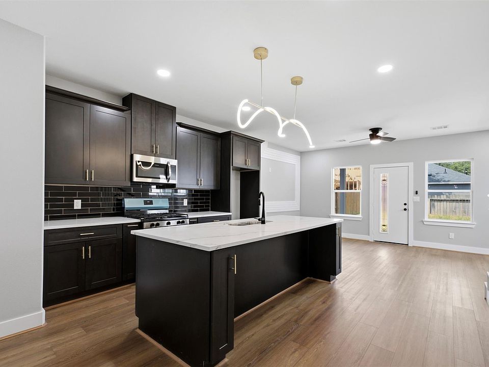 1st image of 8121 Venus St