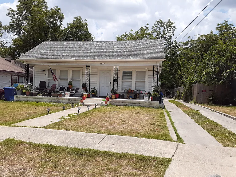 1542 W Craig Pl — Photo 1