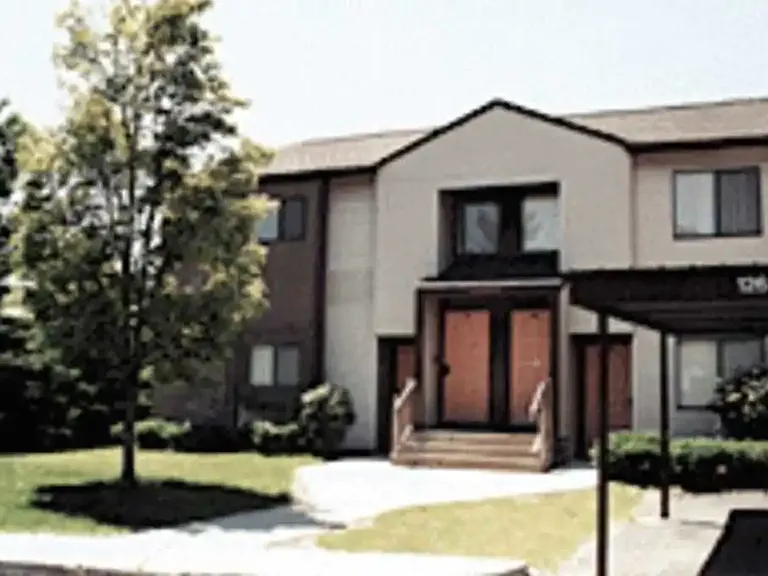 Woodcrest Apartments — Photo 15