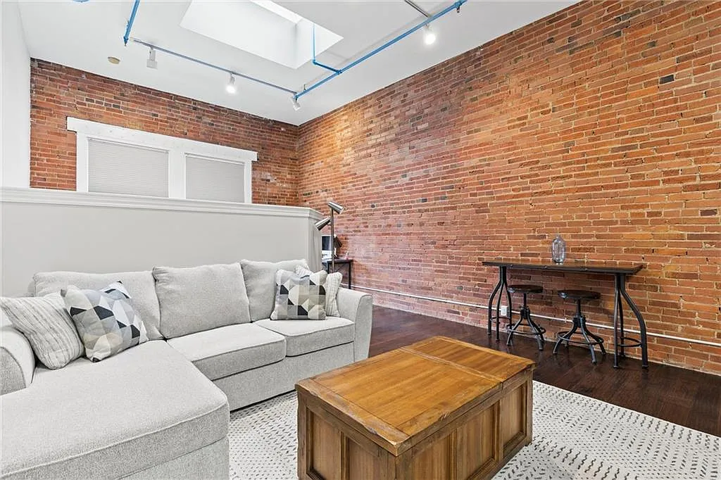 Studio, 743 sqft, $1,375 — Photo 3