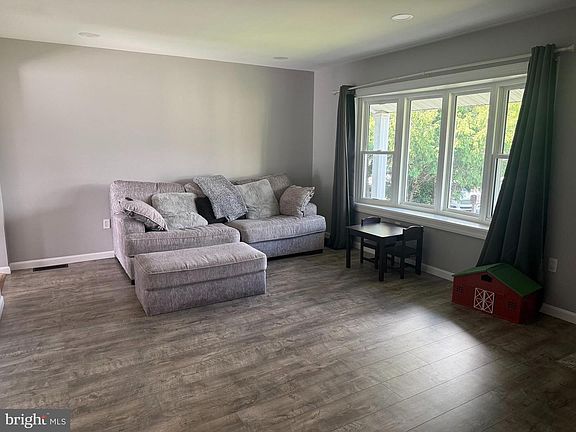 3rd image of 140 Mountain View Rd
