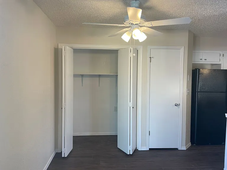 1407 Glen Oaks Ct — Photo 6