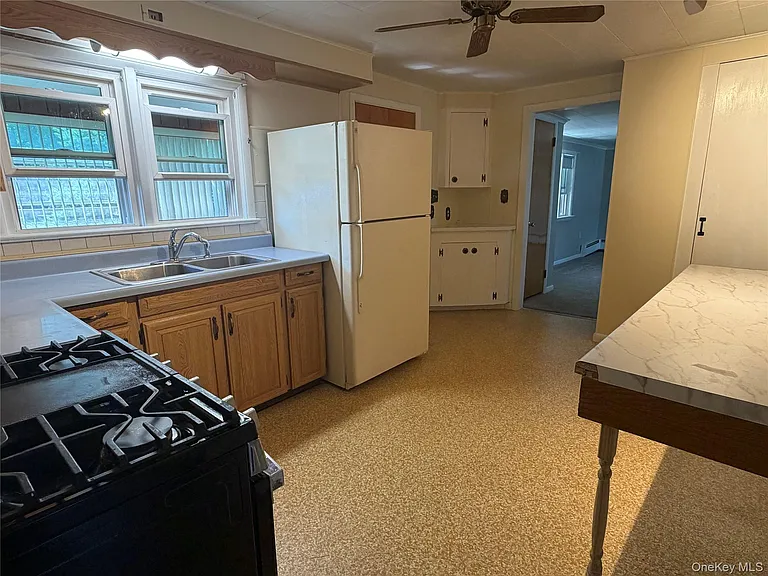1390 Kings Hwy — Photo 10