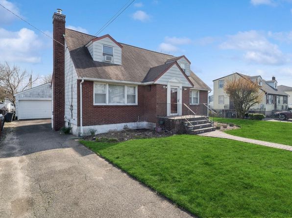 16 Pine Road, North Amityville, NY 11701