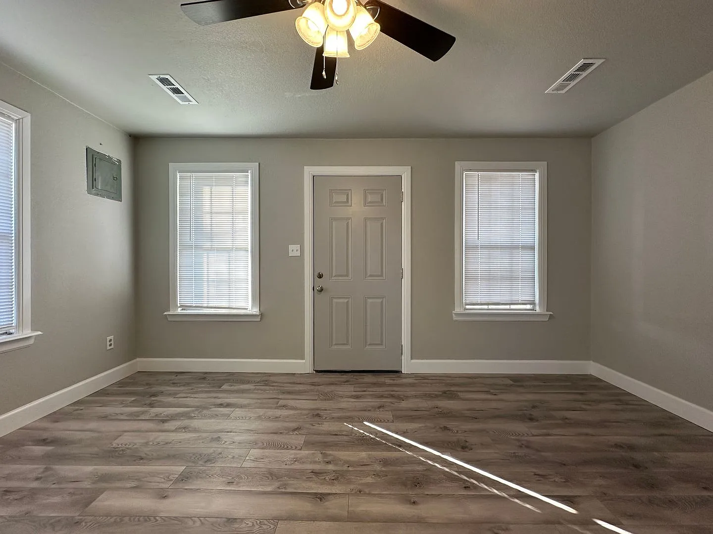 Beautiful Stone Home for Rent! - 3 Bedroom, 1 Bathroom - 1173 sqft — Photo 3