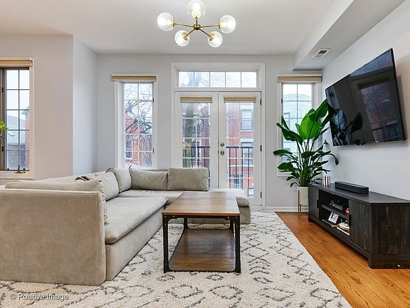 4th image of 857 N Wood St #2