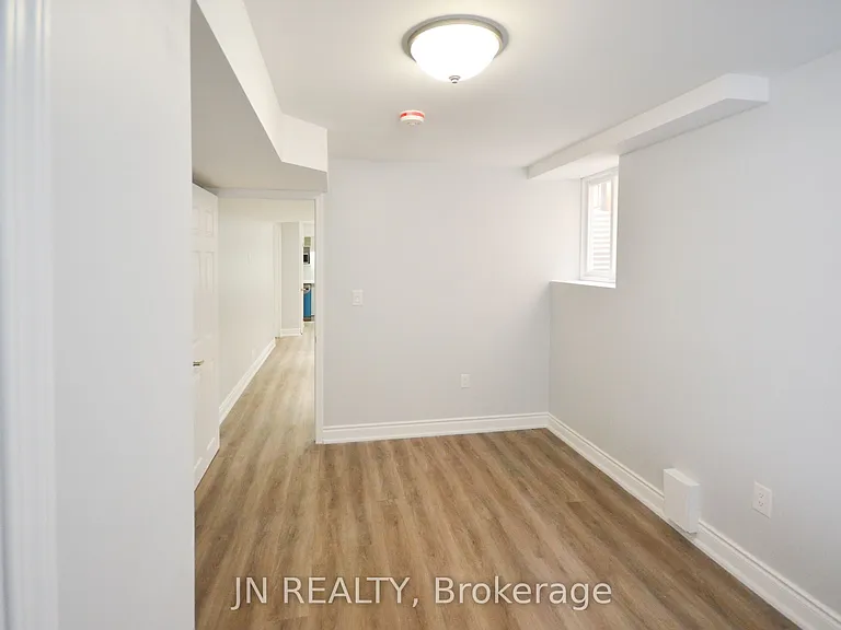 34 McEchearn Cres #LOWER — Photo 9